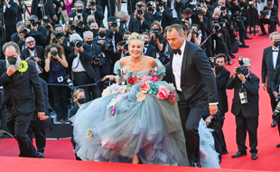 L'actrice Sharon Stone montant les marches du palais des festivals de Cannes