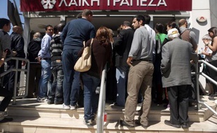 Les détenteurs de gros dépôts à la plus grande banque de Chypre, Bank of Cyprus, pourraient enregistrer des pertes allant jusqu'à 60%, plus que ce qui était d'abord envisagé dans le cadre du plan de sauvetage, ont indiqué samedi des responsables.