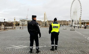 Des officiers de police surveillent la Place de la Concourde à Paris, le 30 novembre 2015