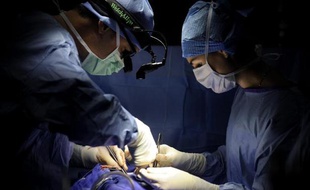 Un cur artificiel autonome conçu par la société française Carmat a été implanté mercredi dans la poitrine d'un patient souffrant d'insuffisance cardiaque terminale par une équipe de l'hôpital Georges-Pompidou à Paris, a annoncé vendredi la société.