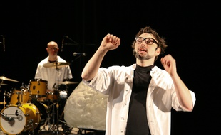 Le comédien Sébastien Bizzotto mêle sciences et humour dans «Singing in the Brain» dont il joue les deux premières représentations les 28 et 29 avril au Point d'Eau à Ostwald (Bas-Rhin).