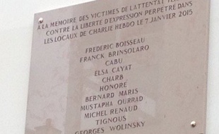 La plaque commémorative de l'attentat à Charlie Hebdo comporte une erreur sur le nom de Georges Wolinski.
