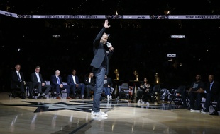 Tony Parker salue ses fans lors de la cérémonie de retrait de son maillot à San Antonio, Texas, le 11 novembre 2019.