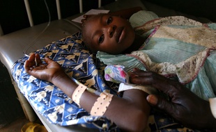 Une petite fille malade, soignée au centre de soins de l'Unicef dans le camp de réfugiés de Sam Ouandja, en Centrafrique.