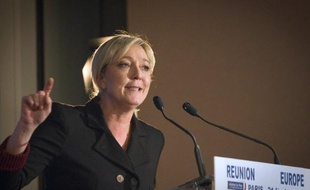 La candidate FN à la présidentielle Marine Le Pen a présenté mardi son projet pour l'Europe, où elle n'évoque plus la sortie de l'euro mais préfère abolir les "entraves communautaires antidémocratiques" au profit d'une "Europe des nations" qui respecterait "les diversités".