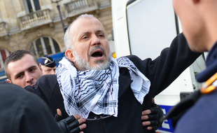Abdelhakim Sefrioui, ici lors d'une manifestation pro-Gaza, fait partie des onze personnes placées en garde à vue dans le cadre de l'enquête sur l'attentat de Conflans.