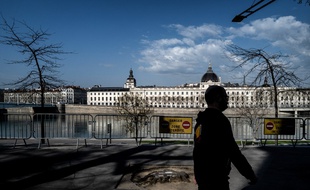 Un homme sur les quais du Rhône à Lyon, le 20 mars 2020.
