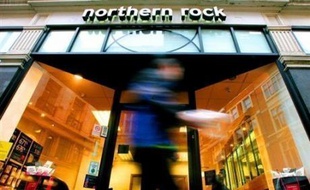 L'annonce que la banque Northern Rock va être nationalisée a suscité lundi de nombreuses critiques en Grande-Bretagne, particulièrement à l'encontre du Chancelier de l'Echiquier Alistair Darling, déjà accusé d'inconstance dans ses projets de réforme fiscale.