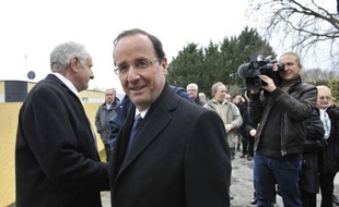 Assurant avoir passé une "très bonne semaine" malgré l'entrée tambour battant dans la bataille de son principal rival Nicolas Sarkozy, François Hollande aborde la suite de la campagne en souhaitant qu'elle ne tourne pas au "pugilat", un oeil sur ses adversaires.