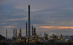 Pour redonner du rythme à des négociations climatiques qui se cherchent un nouveau cap, l'Europe tente un coup de poker à Durban (Afrique du Sud) mais les Etats-Unis et la Chine, sans qui rien ne se fait dans cette arène, semblent peu disposés à entrer dans son jeu.