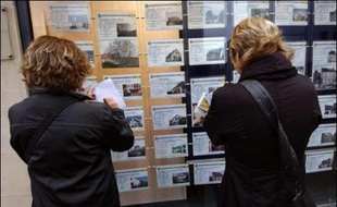 La Confédération nationale du logement (CNL) a demandé lundi la revalorisation des aides personnelles au logement (APL), estimant que plus de 7 milliards d'euros étaient disponibles après la censure d'une partie du dispositif de déduction des intérêts d'emprunts.