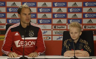 Jay-Jay Willems en vraie-fausse conférence de ^resse avec l'entraîneur de l'Ajax Amsterdam, Franck De Boer.