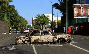 Une carcasse de voiture dans une rue de Saint-Denis de la Réunion, le 22 février 2012.