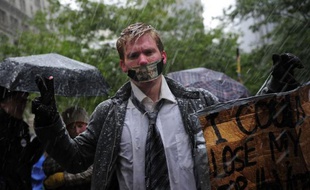 Les sympathisants du mouvement "Occupy Wall Street" ont affronté samedi avec stoïcisme leur première tempête de neige qui s'est abattue de manière prématurée sur leur campement situé à deux pas de la Bourse de New York.