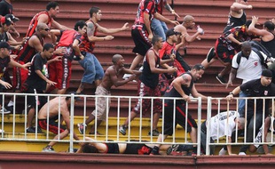 Les supporters de l'Atletico Paranense se battent avec ceux du Vasco de Gama, le 8 décembre 2013 à Santa Catalina.