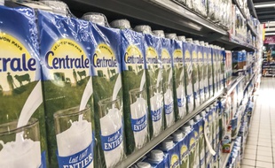 Des bouteilles de lait Centrale Danone dans un supermarché de Rabat au Maroc, le 6 juin 2018.
