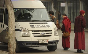 La lamasserie où il vit d'ordinaire est située à une quinzaine d'heures de route de montagne, sur le haut plateau occidental de la province du Sichuan, dans le sud-ouest de la Chine.