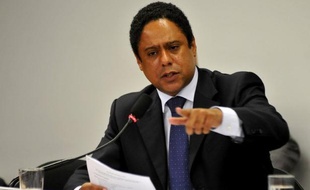 Le ministre brésilien des Sports, Orlando Silva, en charge de l'organisation du Mondial de football 2014 et des jeux Olympiques 2016, accusé de détournements de fonds, a annoncé mercredi soir sa démission dans une brève conférence de presse.