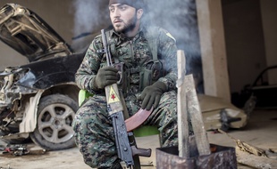 Un combattant kurde du YPG dans la ville de Kobané reprises aux combattants de Daesh le 26 janvier 2015.