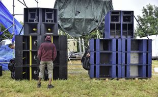 Un participant danse devant le mur de son de la rave party de Redon, le 19 juin 2021.