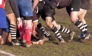 Des rugbymen amateurs en mêlée, photo d'illustration.