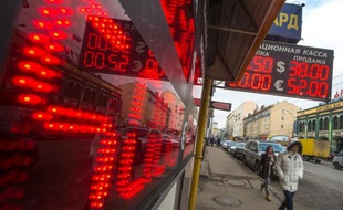 Devant un bureau de change à Moscou, le 3 mars 2014