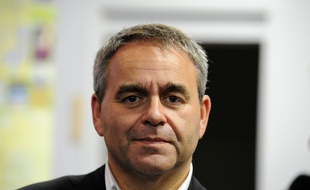 Xavier Bertrand dans son local de campagne a Calais, le 18 septembre 2015. Credit:Sarah ALCALAY/SIPA