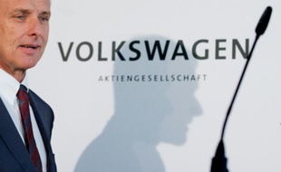 Matthias Mueller, PDG de Volkswagen, arrive à la conférence de presse du groupe à Wolfsburg, en Allemagne, le 22 avril 2016
