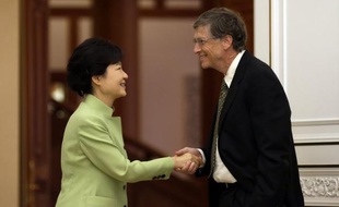 La presse sud-coréenne a peu goûté la décontraction de Bill Gates saluant lundi à Séoul la présidente Park Geun-Hye, veste ouverte, une main dans la poche, y voyant une attitude particulièrement "irrespectueuse" dans un pays régi par d'impérieux codes de bienséance.
