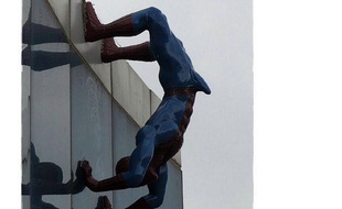 La statue de Spiderman décrochée d'un immeuble de Corée du Sud.