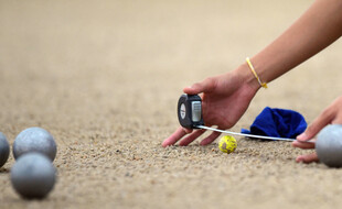 Une partie de pétanque (illustration)