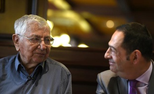 Jean Mercier (g) poursuivi pour avoir aidé sa femme à mourir, et Jean-Luc Romero, président de l'Association pour le droit à mourir dans la dignité (ADMD), à Saint-Etienne, dans la Loire, le 22 septembre 2015
