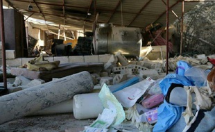 Une image fournie par Médecins sans frontières (MSF) le 16 février 2016 montre des débris dans un hôpital près de Maaret al-Numan, dans le nord de la Syrie, bombardé la veille par ce qui semble devoir être des frappes russes
