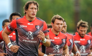 Le deuxième ligne toulousain Patricio Albacete au côté de l'ailier Vincent Clerc, le 20 septembre 2014 avant la rencontre entre le Racing-Métro 92 et Toulouse, en Top 14 de rugby.