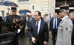 François Hollande a confirmé 24.000 nouvelles suppressions de postes dans les armées d'ici 2019, et promis des propositions d'ici décembre pour renforcer la mutualisation des moyens de défense en Europe.