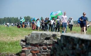 Hommage aux Roms victimes du génocide commis par l'Allemagne nazie sur les lieux de l'ancien camp de concentration d'Auschwitz-Birkenau, à Oswiecim en Pologne, le 2 août 2014