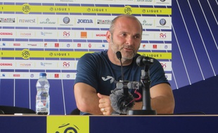 Toulouse, le 30 juin 2016 - L'entraîneur du TFC Pascal Dupraz en conférence de presse au centre de formation du club.