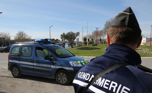 Des gendarmes bloquent l'accès à Trèbes, le 23 mars.