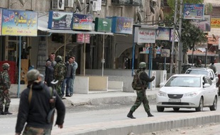 L'attaque à la bombe menée dimanche par des rebelles contre une base de l'armée près de Damas a fait 48 morts, selon un bilan revu à la hausse lundi par l'Observatoire syrien des droits de l'Homme (OSDH).