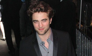 L'acteur Robert Pattinson arrive à la projection de "Twilight: New Moon" à New York, le 19 novembre 2009.