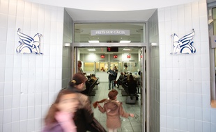L'entrée d'un crédit municipal. Illustration.