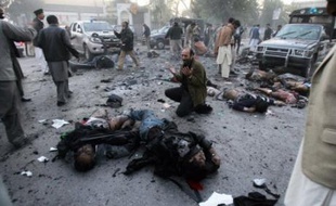 Au moins 16 personnes, en plus de l'ex-Premier ministre Benazir Bhutto, ont en outre été tuées dans cet attentat suicide qui a également fait au moins 56 blessés, a annoncé le gouvernement du Pakistan.