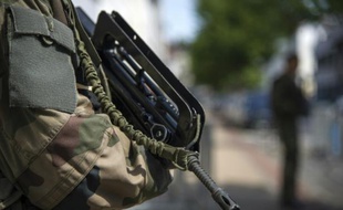 Un membre des forces de l'ordre participant à l'opération Vigipirate, le 24 juin 2015 à Saint-Germain-en-Laye