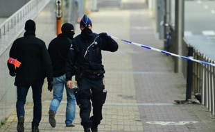 Un policier met en place un périmètre de sécurité près de la station de métro de Maelbeek, à Bruxelles, le 22 mars 2016