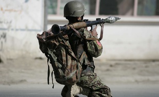Un soldat afghan manipule un lance-roquettes (illustration).