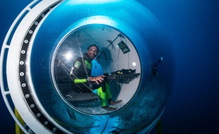 L'explorateur Ghislain Bardout, dans la capsule, mini station scientifique qui permet aux plongeurs d'observer la vie sous-marine plusieurs jours, sans remonter à la surface.