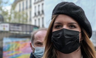 Marlène Schiappa, ministre déléguée à la citoyenneté devant une station de métro à Paris le 15 avril 2021.