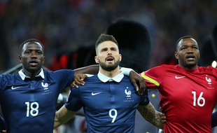 Les joueurs de l'équipe de France de football chantent la Marseillaise avant le match contre l'Angleterre le 17 novembre 2014.