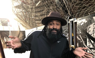 Ronny Turiaf au premier étage de la Tour Eiffel ce jeudi.