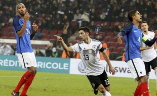La déception des Français N'Zonzi et Varane, après l'égalisation de l'Allemagne à la dernière minute du match amical entre les deux équipes, le 14 novembre 2017 à Cologne.